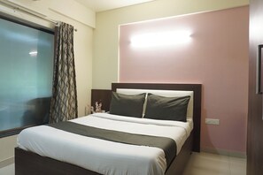 Habitación clásica | Escritorio, tabla de planchar con plancha, wifi gratis y ropa de cama 