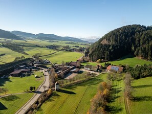 A rural village with houses, a road, and fields. - Room 'Doppelzimmer Trimm Dich-stüble' with Shared Terrace, Shared Garden and Wi-Fi (Oberharmersbach)