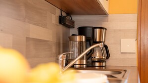 Kaffetrakter/tekoker, kjøleskap, kokeplater og vannkoker