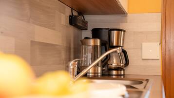 Kühlschrank, Herdplatte, Wasserkocher mit Kaffee-/Teezubehör
