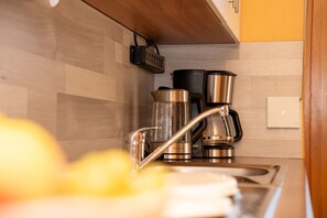 Kühlschrank, Herdplatte, Wasserkocher mit Kaffee-/Teezubehör