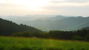 Een panoramisch uitzicht op een berglandschap met een heldere lucht.