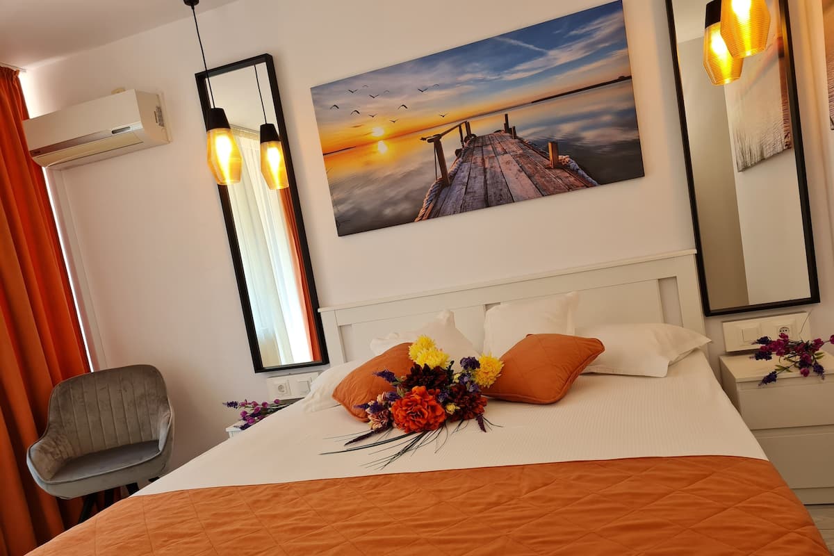 Kahden hengen standard-huone, näköala pihalle | Tallelokero huoneessa, ilmainen Wi-Fi