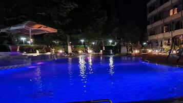 Kauden mukainen ulkouima-allas