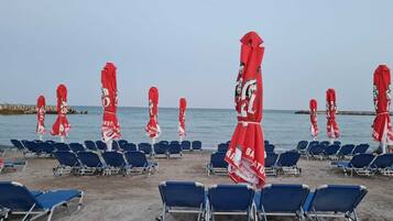 Privéstrand vlakbij, parasols, beachvolleybal