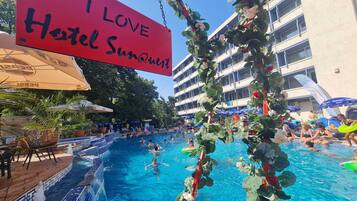 Kauden mukainen ulkouima-allas