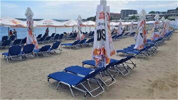 Playa privada en los alrededores, sombrillas y vóleibol de playa