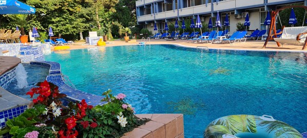 Piscine extérieure (ouverte en saison)