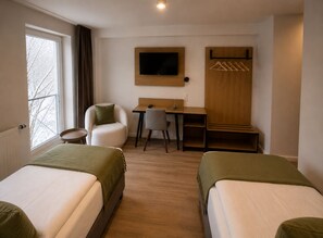Zweibettzimmer | Wohnbereich | 40-Zoll-Smart-TV mit Kabelempfang, Arbeitsbereiche