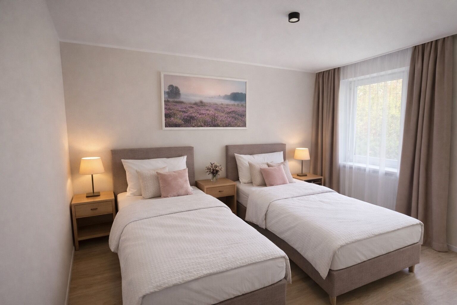 Twin Room | Meja, ruang kerja komputer riba, Wi-fi percuma 