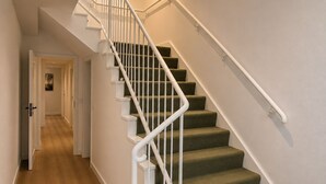 A staircase with white railings and green carpeted steps. - UNO smart Soltau Wietzendorf (Wietzendorf)