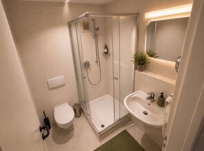 Shower, eco-friendly toiletries, hair dryer, towels - UNO smart Soltau Wietzendorf (Wietzendorf)