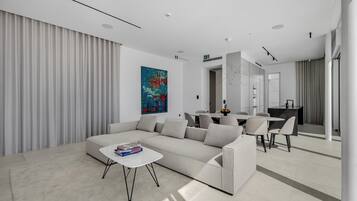 TV connectée, cheminée, jeux vidéo