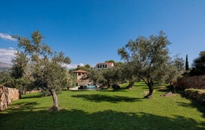 Property grounds - Vacation villa with panoramic views in peaceful natural surroundings, close to the beach and sea (Suđurađ)