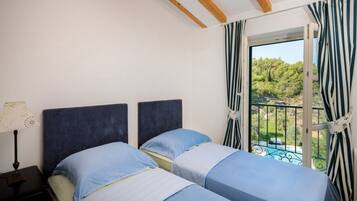 6 slaapkamers, een strijkplank/strijkijzer, reisbedje, gratis wifi