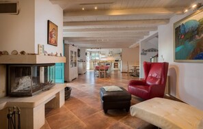 Smart TV, fireplace, books, music library - Vacation villa with panoramic views in peaceful natural surroundings, close to the beach and sea (Suđurađ)