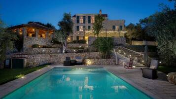 Een buitenzwembad en een verwarmd zwembad