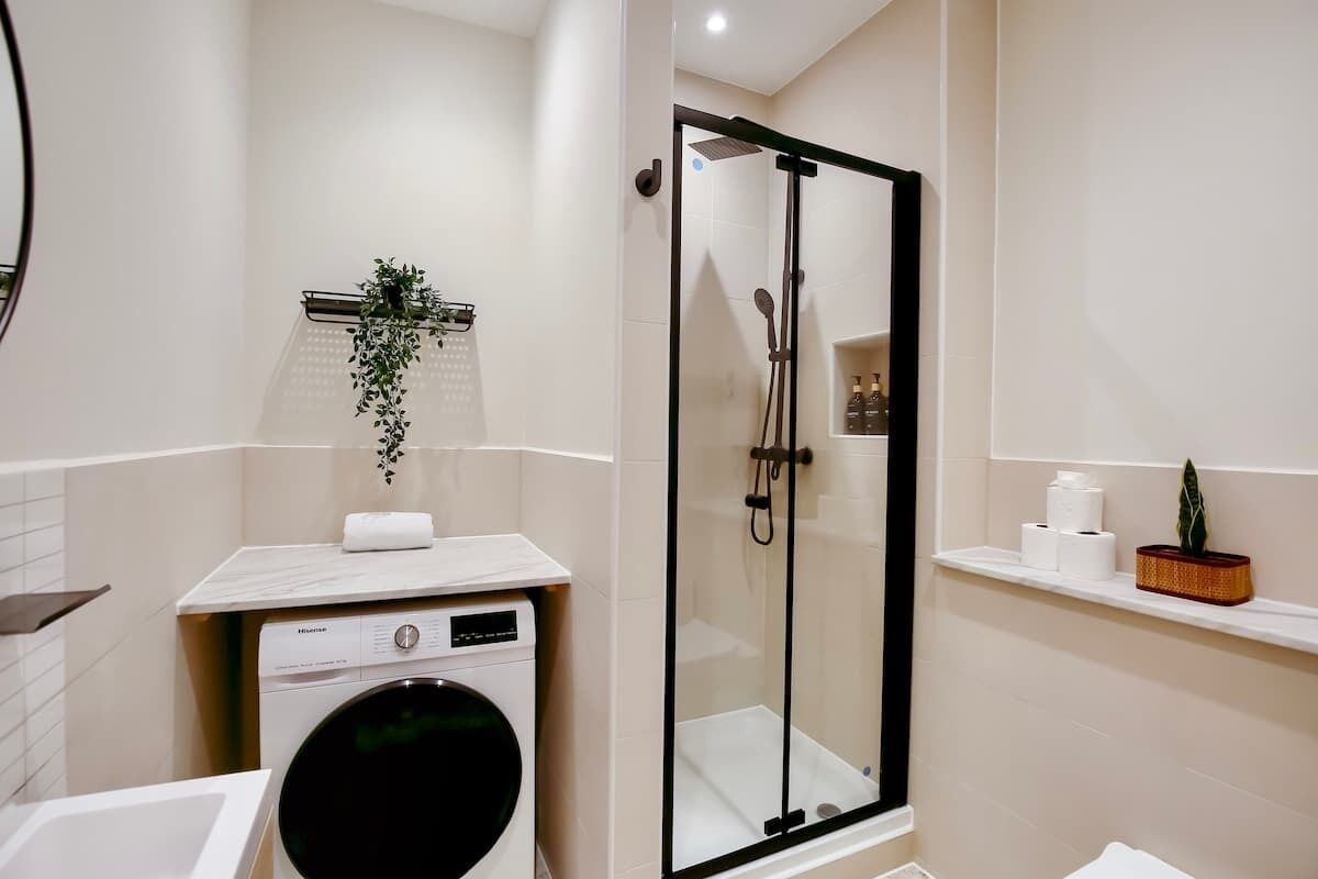 Chuveiro, secador de cabelo, toalhas de banho 