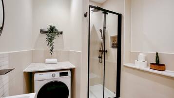 Chuveiro, secador de cabelo, toalhas de banho