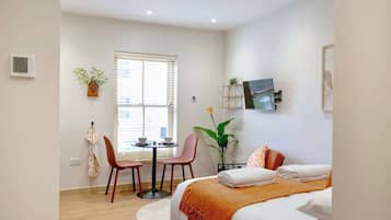 1 slaapkamer, een strijkplank/strijkijzer, wifi, beddengoed