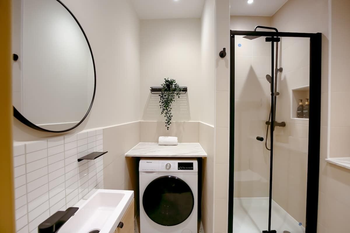 Een douche, een haardroger, handdoeken