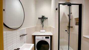 Een douche, een haardroger, handdoeken