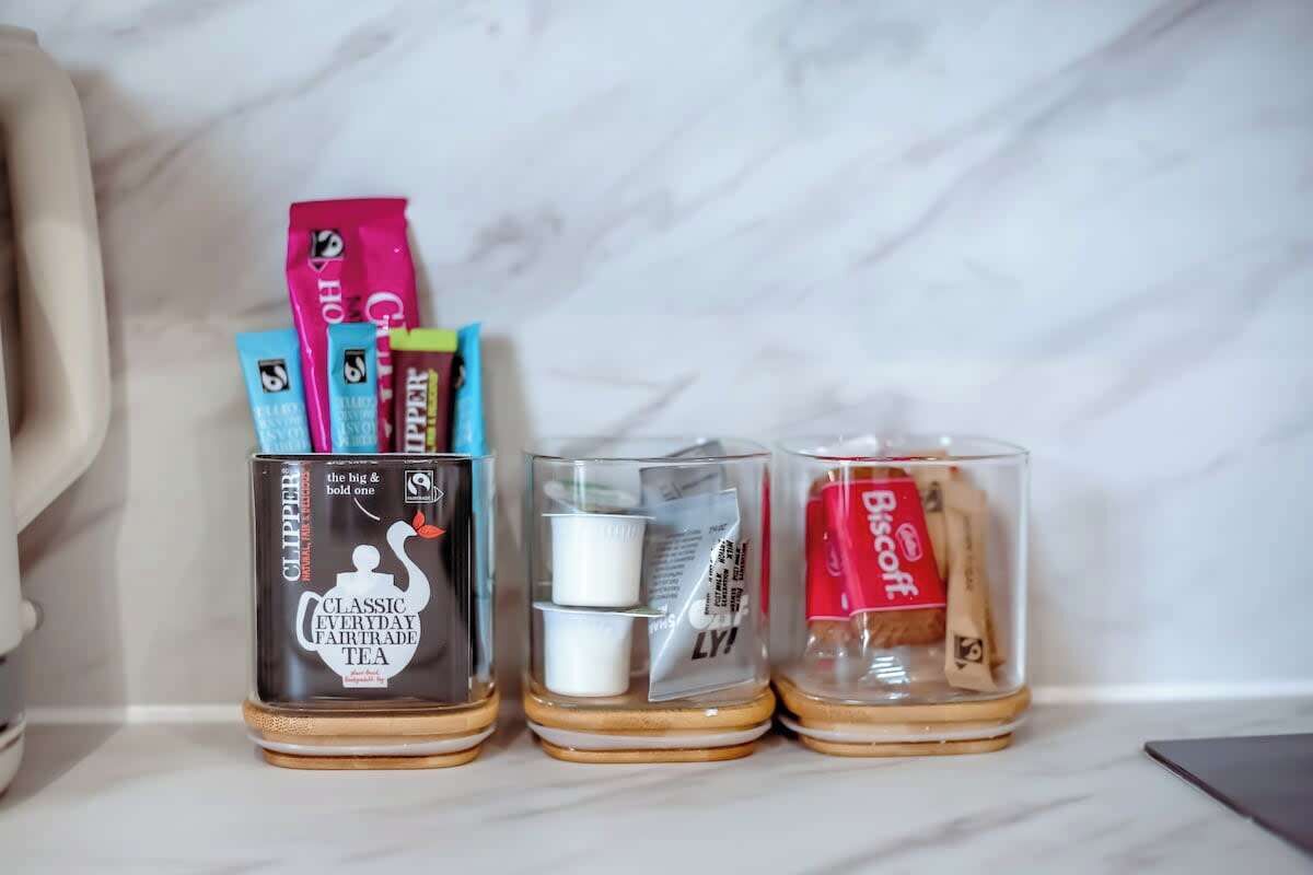 Douche, sèche-cheveux, serviettes fournies