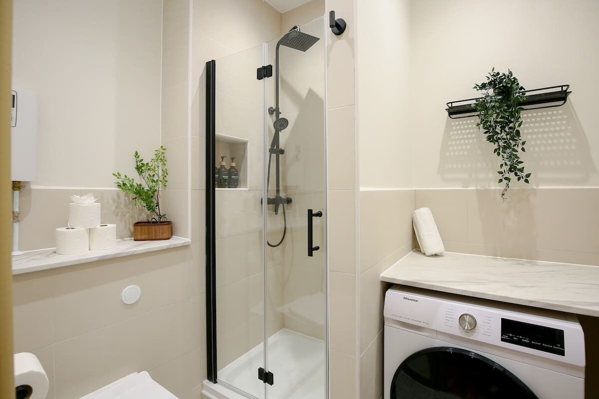 Douche, sèche-cheveux, serviettes fournies