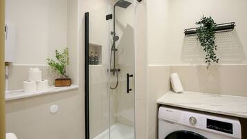 Douche, sèche-cheveux, serviettes fournies