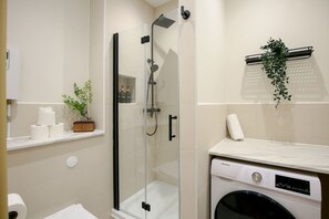 Douche, sèche-cheveux, serviettes fournies