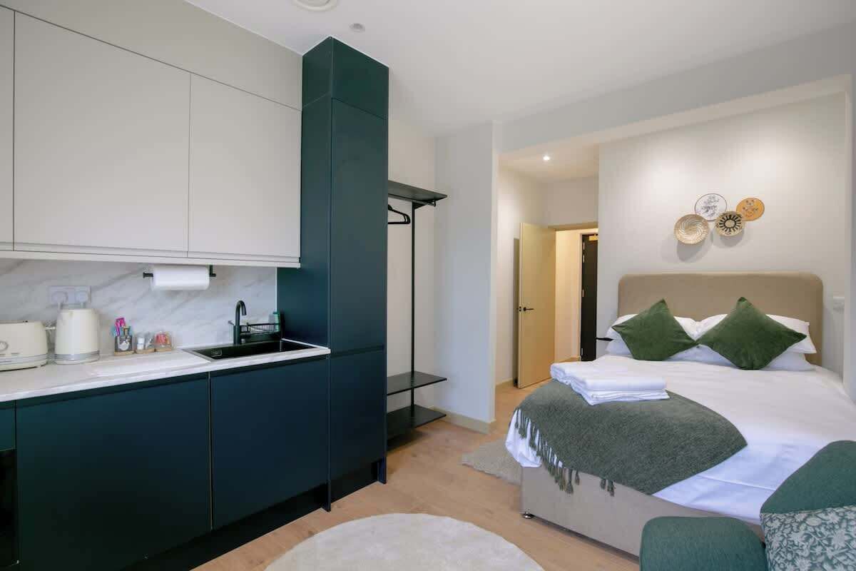 1 habitación, tabla de planchar con plancha, wifi y ropa de cama 