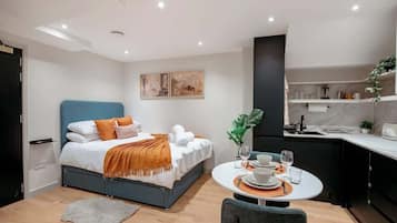 1 slaapkamer, een strijkplank/strijkijzer, wifi, beddengoed