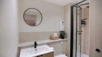 Een douche, een haardroger, handdoeken