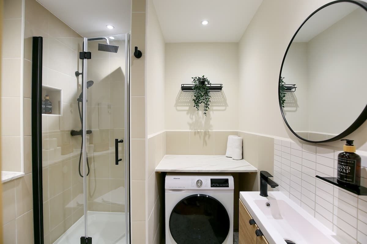 Shower, hair dryer, towels