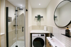 Shower, hair dryer, towels - Lindenstone | Beautiful & Comfortable Studio (Kent)