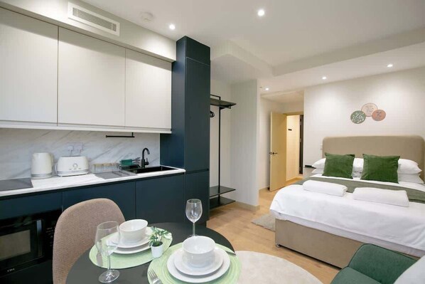 1 bedroom, iron/ironing board, WiFi, bed sheets - Lindenstone | Beautiful & Comfortable Studio (Kent)