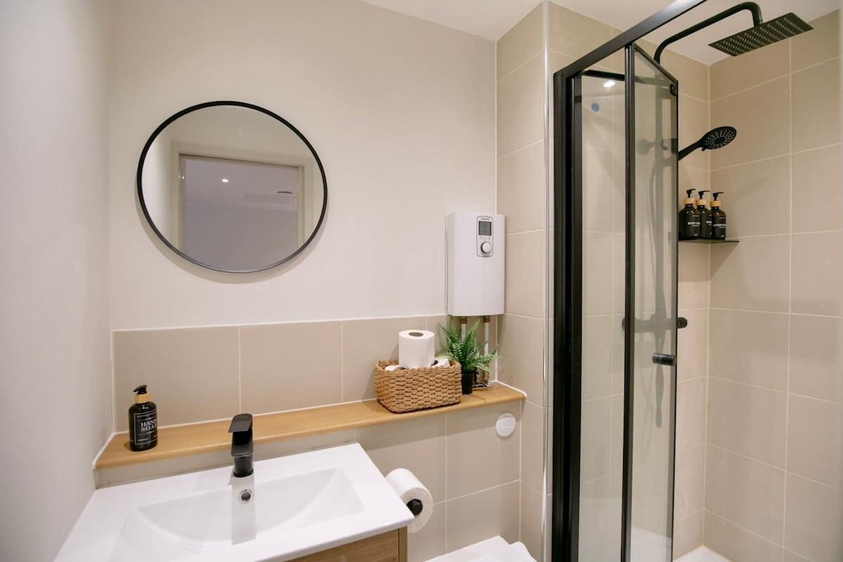 Een douche, een haardroger, handdoeken