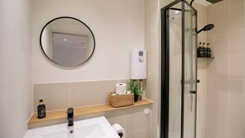 Een douche, een haardroger, handdoeken