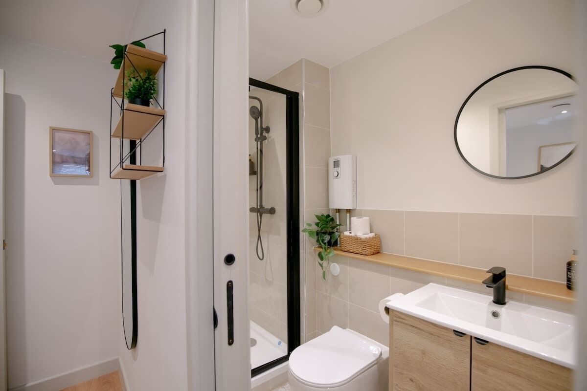 Douche, séchoir à cheveux, serviettes fournies