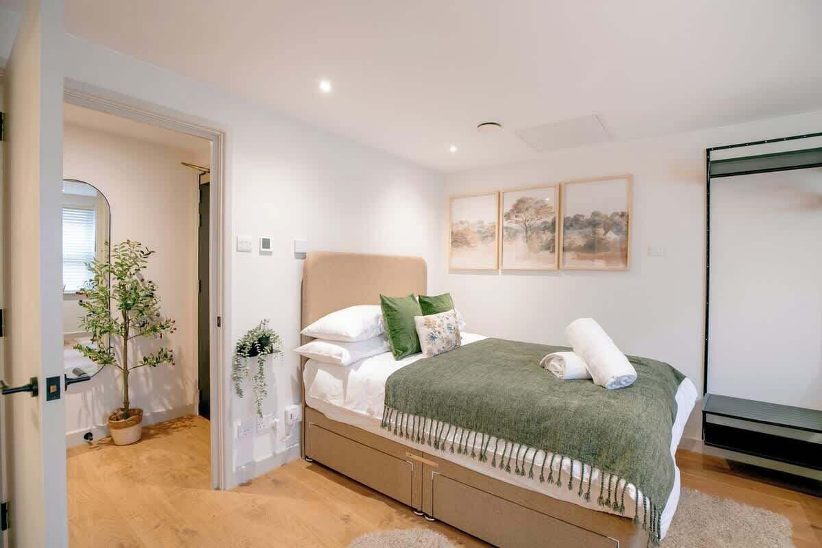 1 slaapkamer, een strijkplank/strijkijzer, wifi, beddengoed