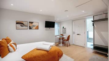 1 slaapkamer, een strijkplank/strijkijzer, wifi, beddengoed