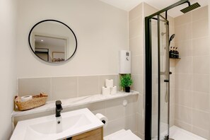 Shower, hair dryer - The Lindenstone | 1 Minute To Maidstone High St (Kent)