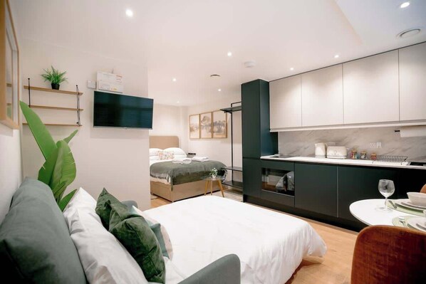 1 bedroom, iron/ironing board, WiFi, bed sheets - The Lindenstone | 1 Minute To Maidstone High St (Kent)