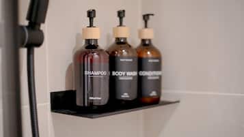 Regadera, secadora de cabello, toallas