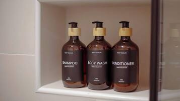 Een douche, een haardroger, handdoeken