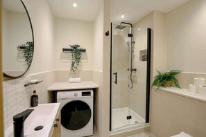 Dusche, Haartrockner, Handtücher