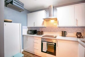 Fridge, microwave, oven, stovetop - Perfect Booking | Central, Stylish and Comfortable (Kent)