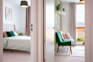 办公桌、熨斗/熨衣板、WiFi、床单