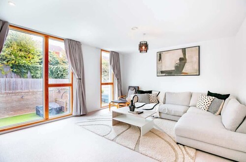 Perfect Booking | Large Home With Driveway Parking