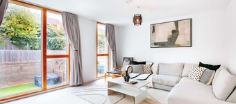 Perfect Booking | Large Home With Driveway Parking